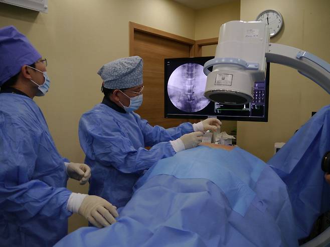 목디스크 신경성형술은 영상을 보면서 병변에 카테터를 삽입해 신경염증과 신경유착을 치료한다.  문동언마취통증의학과