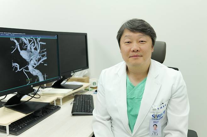 조원상 서울대병원 신경외과 교수는 365일 응급 대기 상태로 ‘진료-수술-연구개발’에 시간을 쪼개 쓴다. 조 교수가 진료실에서 기억에 남는 환자 이야기를 하며 웃고 있다. <심희진 기자>