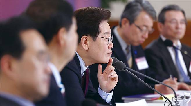 이재명정부가 다주택자에 이어 기업이 보유한 비업무용 부동산 보유 부담까지 늘리기로 해 재계가 시끌시끌하다. 사진은 이재명 대통령이 4월 9일 청와대에서 열린 국민경제자문회의 제1차 전체회의에서 참석자 발언을 듣고 있는 모습. (연합뉴스)