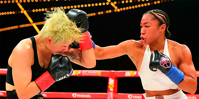 얼리샤 바움가드너가 2026년 4월 미국 뉴욕 매디슨 스퀘어 가든에서 국제복싱연맹 세계복싱협회 세계복싱기구 여자 슈퍼페더급 통합 챔피언으로서 도전자 신보미레를 공격하고 있다. 신보미레는 세계복싱평의회 인터내셔널 챔피언을 지냈다. 사진=Getty Images=연합뉴스 제공