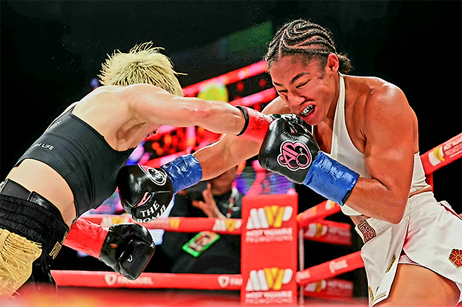 세계복싱평의회 인터내셔널 챔피언 출신 신보미레가 2026년 4월 미국 뉴욕 매디슨 스퀘어 가든에서 국제복싱연맹 세계복싱협회 세계복싱기구 여자 슈퍼페더급 타이틀 도전자로서 통합 챔피언 얼리샤 바움가드너를 공격하고 있다. 사진=Getty Images=연합뉴스 제공