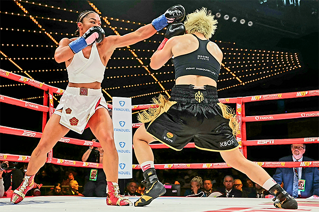 얼리샤 바움가드너가 2026년 4월 미국 뉴욕 매디슨 스퀘어 가든에서 국제복싱연맹 세계복싱협회 세계복싱기구 여자 슈퍼페더급 통합 챔피언으로서 도전자 신보미레를 공격하고 있다. 신보미레는 세계복싱평의회 인터내셔널 챔피언을 지냈다. 사진=Getty Images=연합뉴스 제공