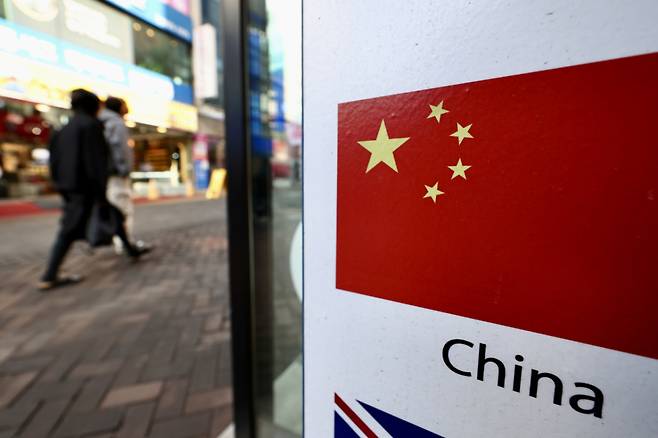 [서울=뉴시스]  = 중국 춘절 연휴를 맞아 명동관광특구협의회의 알리페이 결제 시 즉시 할인 행사 등 서울 곳곳에서 관광객 환영 행사가 열린다. 사진은 22일 서울 중구 명동거리. 2026.02.22.