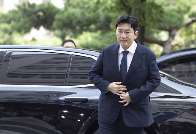 방시혁 하이브 의장이 지난해 9월15일 오전 서울 마포구 서울경찰청 광역수사단 금융범죄수사대에서 조사를 받기 위해 출석하고 있다./사진=뉴시스.