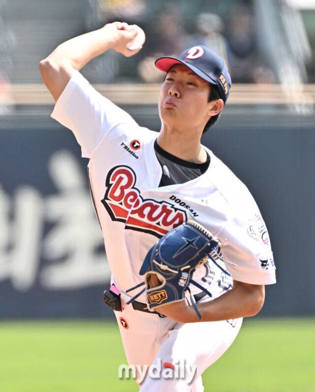 최민석이 19일 오후 서울 잠실야구장에서 진행된 열린 KIA전에서 투구하고 있다./잠실=송일섭 기자