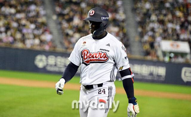 2026년 4월 18일 오후 서울 잠실구장에서 열린 '2026 신한 SOL KBO리그' KIA 타이거즈와 두산 베어스의 경기. 두산 카메론이 10회말 무사 2루서 중견수 플라이를 친 뒤 허탈해하고 있다./마이데일리