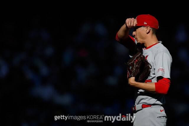라일리 오브라이언이 투구 도중 모자를 만지고 있다. 2025시즌 투구 모습./게티이미지코리아
