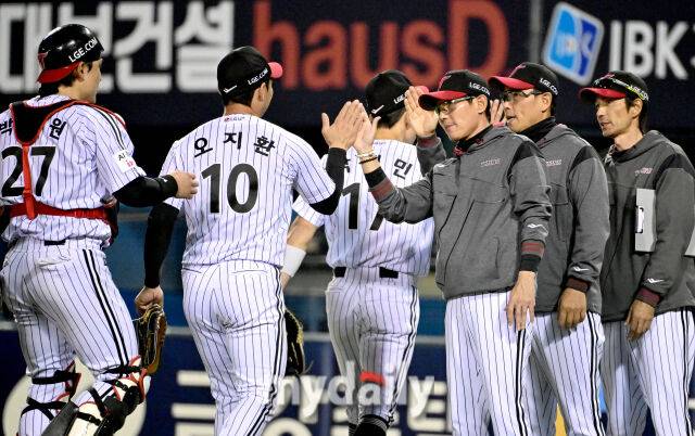 2026년 4월 16일 오후 서울 잠실구장에서 열린 '2026 신한 SOL KBO리그' 롯데 자이언츠와 LG 트윈스의 경기. LG 염경엽 감독이 7-4로 승리한 뒤 기뻐하고 있다./마이데일리