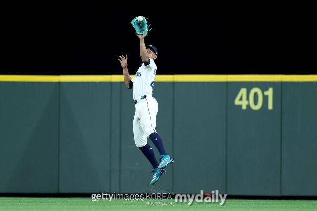 로드리게스가 21일 애슬레틱스와 경기에서 '시속 172km 너클볼 타구'를 멋지게 잡아냈다. 2025년 8월 27일 샌디에이고 파드리스와 경기에서 점프 캐치하는 로드리게스. /게티이미지코리아