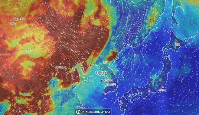 20일 국립환경과학원 대기질통합예보센터에 따르면 이날 오후 12시45분 기준 고농도 황사가 서해를 넘어 한반도를 향해 빠르게 접근하고 있다. 검붉은 색이 고농도의 황사를 의미한다. [국립환경과학원 위성영상]