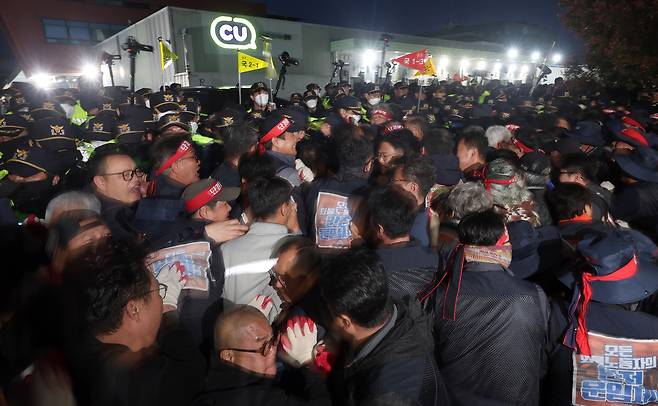 20일 오후 경남 진주시 정촌면 BGF로지스 진주센터에서 화물연대 관계자가 센터 입구로 진입하려는 과정에서 경찰과 대치하고 있다. 이날 센터 입구에서 집회 중 2.5t 화물차가 집회 참가자와 부딪치는 사고가 발생해 1명이 숨지고, 2명(중상·경상 각 1명)이 다쳤다. [연합]
