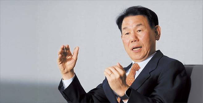 정은보 한국거래소 이사장이 15일 서울 여의도 한국거래소에서 헤럴드경제와 인터뷰를 하고 있다. 정 이사장은 “한국 자본시장이 글로벌 경쟁에서 살아남기 위해서는 구조와 제도를 동시에 혁신해야 한다”고 말했다.  임세준 기자