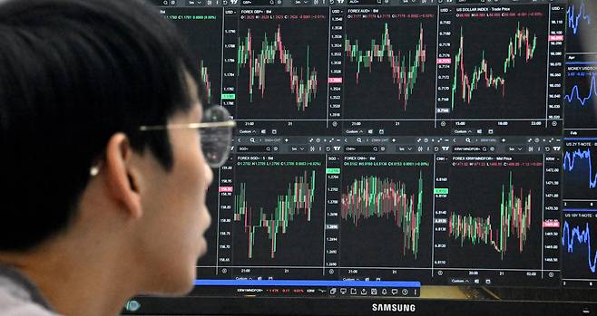 국내 상장지수펀드(ETF) 시장이 미국-이란 전쟁 등 대형 악재에도 증시로의 빠른 ‘머니무브’가 이뤄지며 단숨에 400조원대를 넘어선 가운데 이르면 5월 22일 단일종목 레버리지 ETF가 출시되며 국내외 자금이 더 유입될 것으로 기대된다. 21일 오전 서울 중구 우리은행 딜링룸에서 한 직원이 각종 경제지수를 살펴보고 있다.  임세준 기자