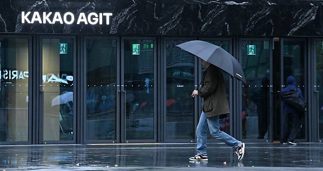 경기도 성남시 카카오 판교아지트에서 직원들이 출근하는 모습 [임세준 기자]