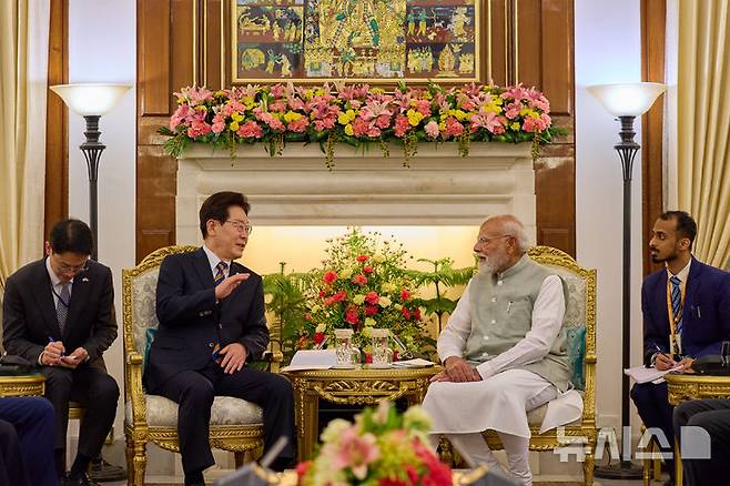 [뉴델리=뉴시스] 고범준 기자 = 이재명 대통령과 나렌드라 모디 인도 총리가 20일(현지 시간) 뉴델리 영빈관 하이데라바드 하우스에서 한-인도 소인수 정상회담을 하고 있다. (공동취재) 2026.04.20. bjko@newsis.com