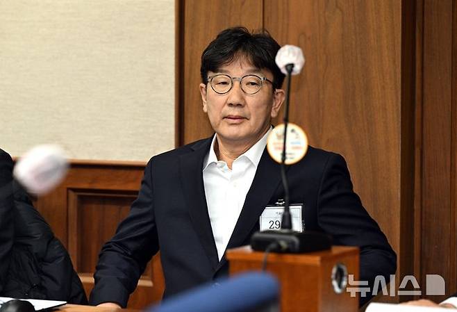 [서울=뉴시스] 사진공동취재단 = 통일교 측으로부터 1억원 상당의 불법 정치자금을 수수한 혐의로 1심에서 징역 2년을 선고받은 권성동 국민의힘 의원의 2심 변론이 21일 마무리된다. 사진은 지난해 11월 3일 자신의 정치자금법 위반 혐의 사건 첫 공판에 출석한 권 의원. 2026.04.20. photo@newsis.com