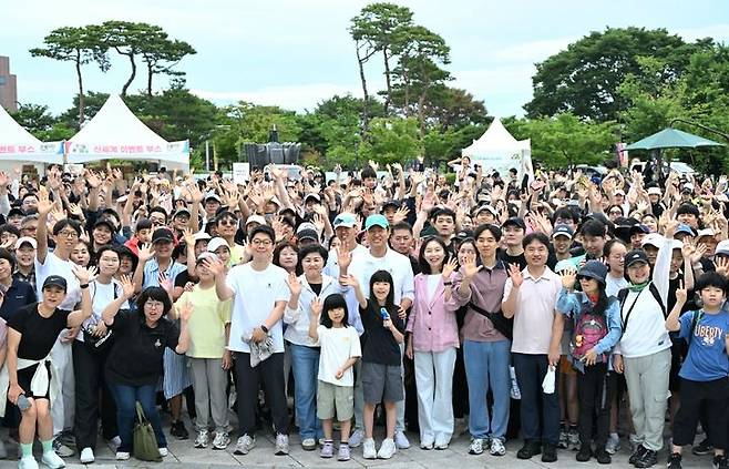 [서울=뉴시스]오세훈 서울시장이 남산 둘레길에서 열린 손목닥터9988 200만 돌파 기념행사에서 걷기&기부챌린지 출발선에서 시민들과 함께 인사를 하고 있다. (사진=서울시 제공) 2026.04.21.  *재판매 및 DB 금지