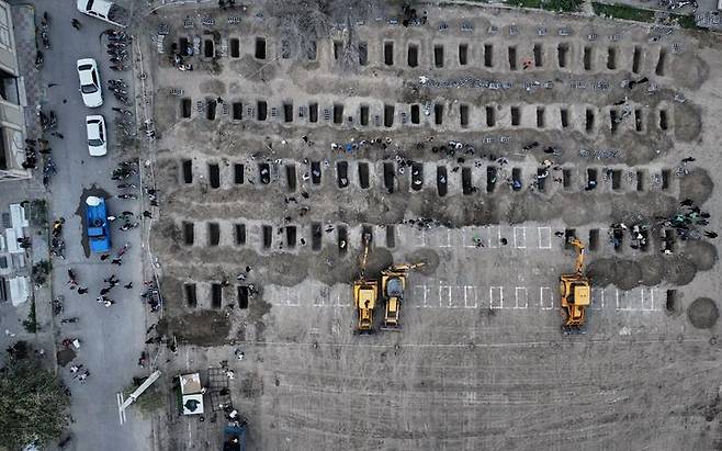 [미나브(이란)=AP/뉴시스] 이란 정부에서 공개한 사진. 이란 미나브 소재 여학교에서 발생한 이스라엘-미국 공습으로 희생된 피해자들, 대부분 어린이들을 위한 무덤을 준비하는 모습. 미 상원의원 11명이 피트 헤그세스 미 국방장관이 이란 민간인 피해를 유발한 책임이 있다고 비난했다. 2026.04.21.
