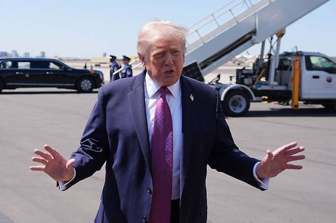 [피닉스=AP/뉴시스]이란과의 휴전 시한을 사실상 하루 연장한 도널드 트럼프 미국 대통령이 "내가 협상을 하도록 압박을 받고 있다는 것은 가짜뉴스"라며 "이 문제를 제대로 끝낼 것"이라고 밝혔다. 사진은 트럼프 대통령이 17일(현지시각) 피닉스 스카이 하버 국제 공항에서 기자들에게 발언하는 모습. 2026.4.21.