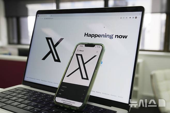 [시드니=AP/뉴시스] 한 노트북 화면에 소셜미디어 '트위터(X·현 엑스)' 로고와 로그인 페이지가 띄워져 있다. 2023.10.16.