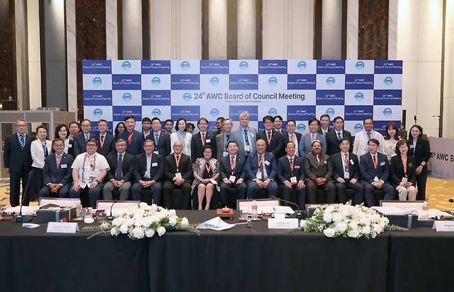 [대전=뉴시스]20일(현지 시각) 필리핀 마닐라에서 제24차 아시아물위원회 이사회가 열린 가운데 주요 참석자들이 기념사진을 촬영하고 있다. 2026. 04. 21 photo@newsis.com *재판매 및 DB 금지