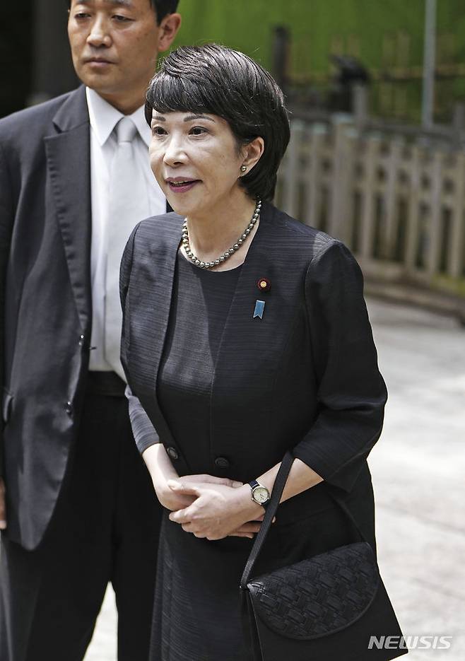 [도쿄=AP/뉴시스]다카이치 사나에(高市早苗) 일본 총리는 21일 태평양전쟁 A급 전범이 합사된 야스쿠니(靖国) 신사의 올해 봄 제사에 공물을 봉납했다. 참배는 보류할 전망이다. 사진은 다카이치 총리가 경제안보상을 역임하던 2023년 8월 15일 야스쿠니 신사에서 참배한 후 기자들에게 발언하고 있는 모습. 2026.04.21.