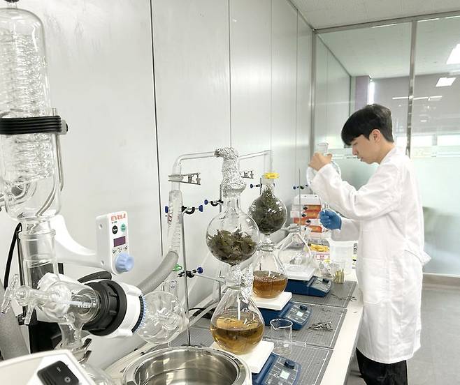 [서울=뉴시스] 지난달 4일 한국폴리텍대학 영남융합기술캠퍼스에서 재학생이 원료 성분 추출 실습을 하고 있다. 2026.03.04. (사진=한국폴리텍대학 제공) photo@newsis.com *재판매 및 DB 금지
