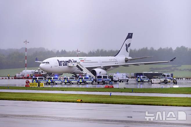 [함부르크=AP/뉴시스]미국과 이란의 2주 휴전 만료가 이틀 앞으로 다가온 가운데, 이란이 테헤란을 비롯한 전국 주요 공항을 다시 열기 시작했다. 사진은 2023년 10월 독일 함부르크 공항에 이란항공 항공기가 도착한 모습(기사 본문과는 무관).  2026.04.21.