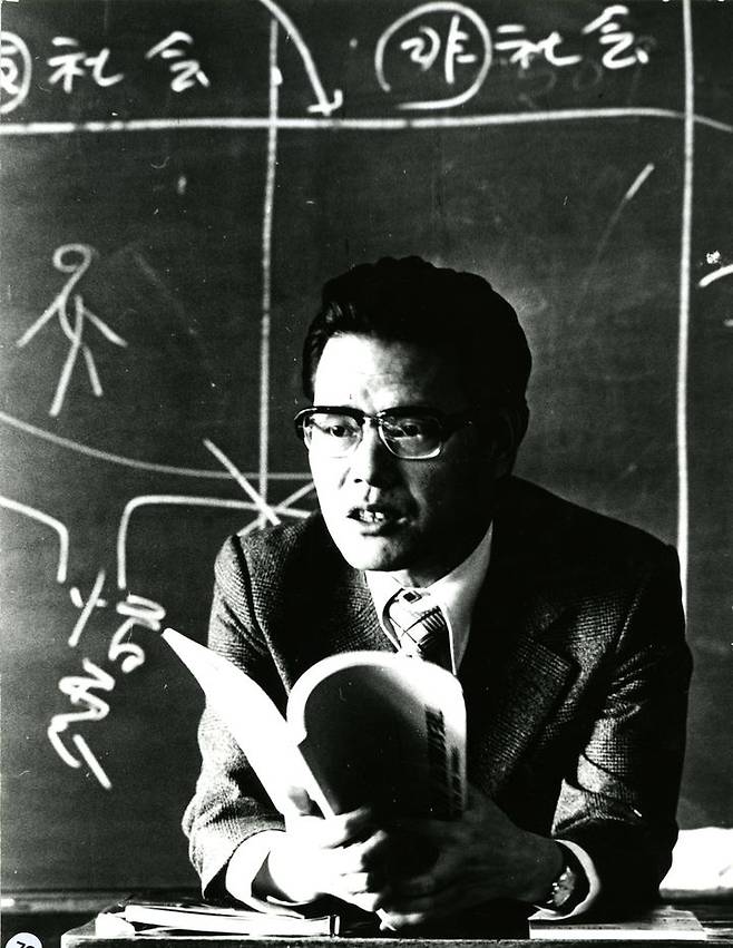 [서울=뉴시스] 1970년대 이화여대에서 강의하는 이어령 교수의 모습. (사진=영인문학관 제공) 2026.04.21. photo@newsis.com *재판매 및 DB 금지