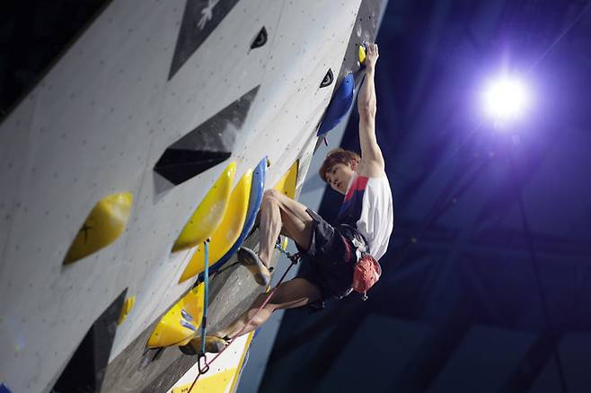 [서울=뉴시스] 이영환 기자 = 지난 26일 서울 송파구 올림픽공원 한얼광장과 KSPODOME에서 진행되고 있는 2025 IFSC 서울 스포츠클라이밍 & 파라클라이밍 세계선수권대회에서 대한민국 국가대표 이도현이 남자 리드 결승전을 치루고 있다. (사진=대한산악연맹 제공) 2025.09.27. photo@newsis.com *재판매 및 DB 금지