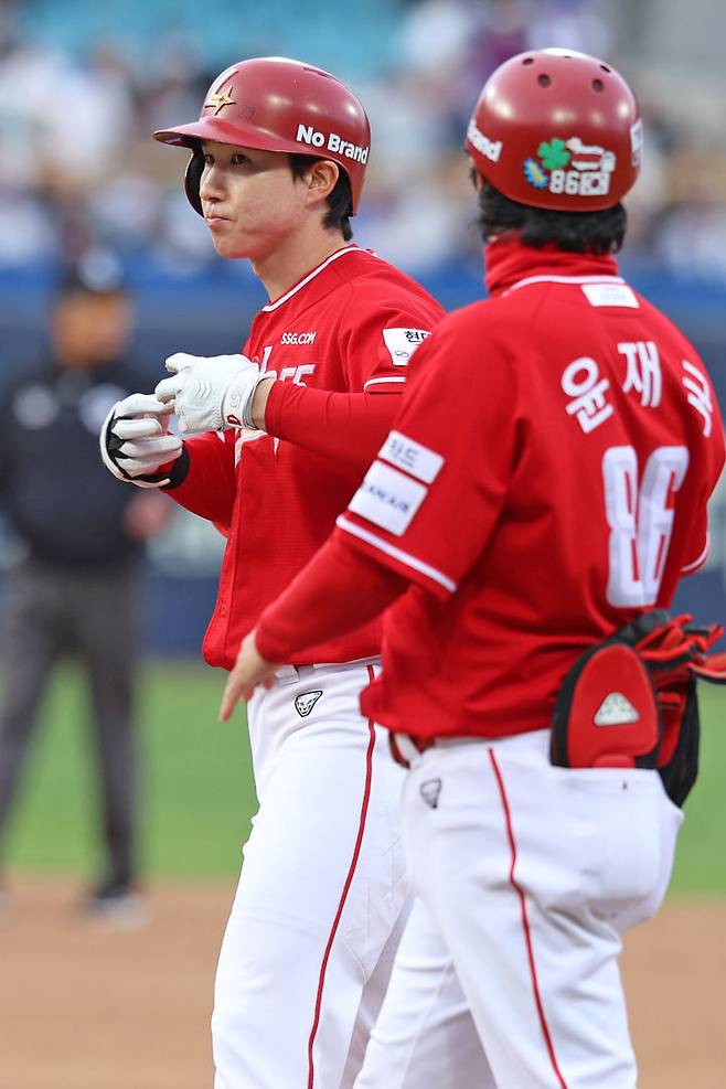 [서울=뉴시스] 21일 대구 삼성라이온즈파크에서 열린 2026 신한 SOL뱅크 KBO리그 SSG 랜더스와 삼성 라이온즈의 경기. 1회 초 SSG의 박성한이 안타를 치고 있다.  박성한은 3월28일 KIA 타이거즈와의 시즌 개막전부터 이날까지 19경기 연속 안타 행진을 벌이며 KBO리그 개막 이후 최장 연속 경기 안타 기록을 갈아치웠다.종전 최장 기록은 44년 전인 1982년 롯데 자이언츠 김용희가 3월28일부터 5월16일까지 작성한 개막 이후 18경기 연속 안타다. (사진=SSG 랜더스 제공). 2026.04.21. photo@newsis.com *재판매 및 DB 금지