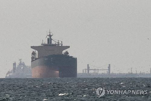 호르무즈 해협 인근의 화물선 [로이터=연합뉴스 자료사진 제공]