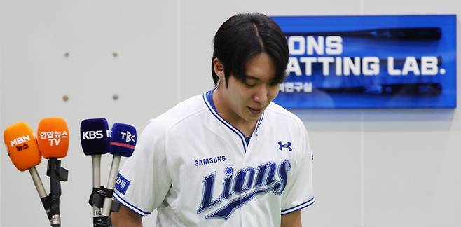 사과의 뜻 밝힌 뒤 떠나는 원태인 사과의 뜻 밝힌 뒤 떠나는 원태인     (대구=연합뉴스) 김현태 기자 = 21일 오후 대구 삼성라이온즈 파크에서 삼성 라이온즈 투수 원태인이 지난 19일 열린 LG 트윈스와의 경기에서 자신이 격한 감정을 표출한 것과 관련해 사과의 뜻을 밝힌 뒤 자리를 떠나고 있다.  <저작권자(c) 연합뉴스, 무단 전재-재배포, AI 학습 및 활용 금지>