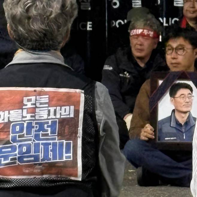 동료 화물 노동자들이 서광석 지부장 영정을 들고 있다. 독자 제공