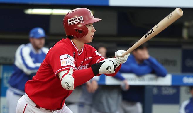 21일 대구 삼성라이온즈파크에서 열린 2026 신한 SOL뱅크 KBO리그 SSG 랜더스와 삼성 라이온즈의 경기. 1회초 무사 상황에서 타석에 선 SSG의 박성한이 안타를 치고 있다. 역대 개막 최장 19경기 연속 안타다. 연합뉴스