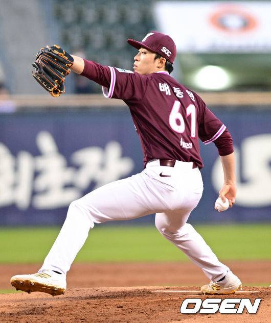 [OSEN=잠실, 조은정 기자]7일 서울 잠실야구장에서 '2026 신한 SOL Bank KBO리그' 키움 히어로즈와 두산 베어스의 경기가 열렸다.이날 두산은 최승용, 키움은 배동현을 선발로 내세웠다.1회말  키움 배동현이 역투하고 있다. 2026.04.07 /cej@osen.co.kr