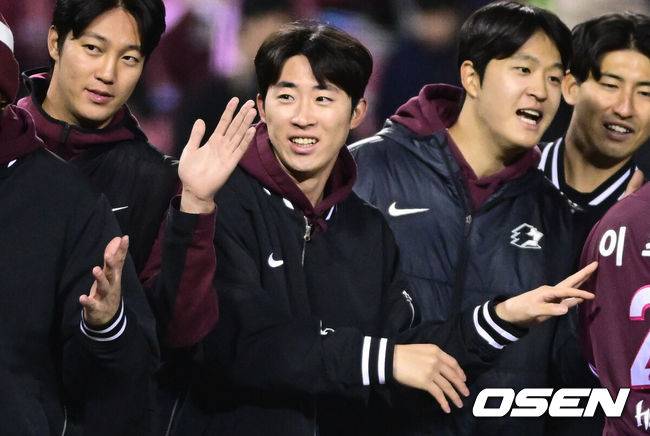 [OSEN=잠실, 조은정 기자]키움이 두산을 제물로 연패를 끊어냈다.&nbsp;프로야구 키움 히어로즈는 7일 서울 잠실구장에서 열린 2026 신한 SOL KBO리그 두산 베어스와의 시즌 첫 맞대결에서 5-2로 승리했다.&nbsp;키움 배동현이 승리를 기뻐하고 있다. 2026.04.07 /cej@osen.co.kr