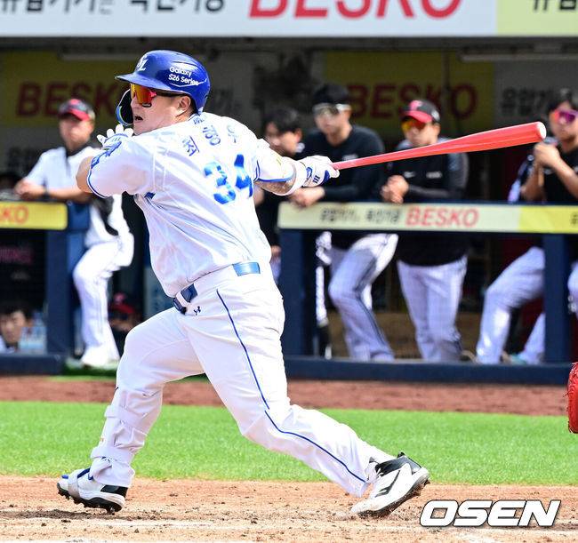 [OSEN=대구, 지형준 기자] 18일 대구삼성라이온즈파크에서 2026 신한 SOL KBO리그 삼성 라이온즈와 LG 트윈스의 경기가 열렸다.7연승에 도전하는 삼성은 잭 오러클린, LG는 임찬규가 선발로 나섰다.4회말 무사 1루에서 삼성 최형우가 죄익수 왼쪽 2루타를 날리고 있다. 2026.04.18&nbsp;/ jpnews@osen.co.kr