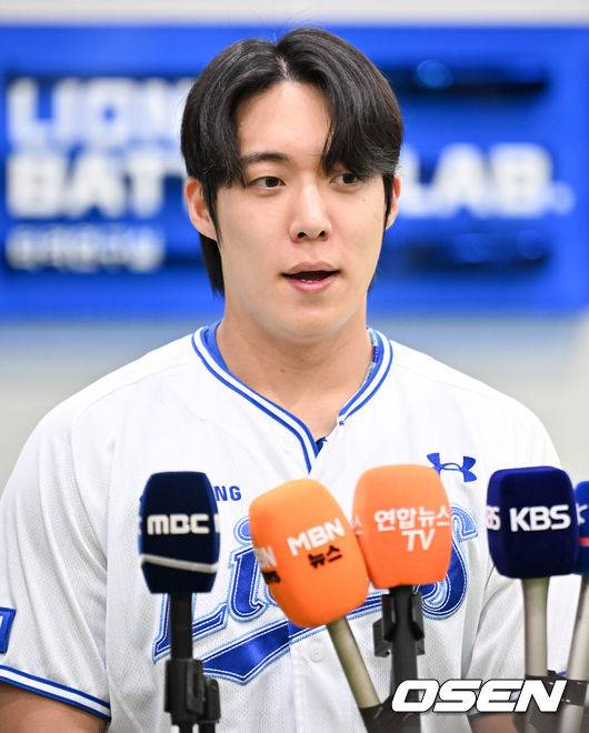 [OSEN=대구, 민경훈 기자] 21일 오후 대구삼성라이온즈파크 ‘2026 신한 SOL Bank KBO리그' 삼성 라이온즈와 SSG 랜더스와 경기가 열릴 예정인 가운데 경기 전 그라운드 훈련이 진행됐다.이날 삼성은 최원태를, SSG는 베니지아노를 선발투수로 내세운다.경기 전 삼성 원태인이 지난 19일&nbsp;LG전 태도 논란과 관련해 기자단에 입장을 밝히고 있다. 2026.04.21 / rumi@osen.co.kr