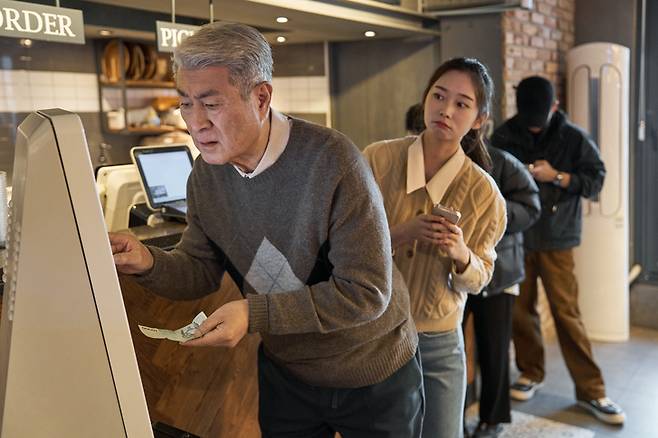 서울의 한 카페에서 한 어르신이 키오스크 앞에서 주문을 하고 있다. 게티이미지뱅크
