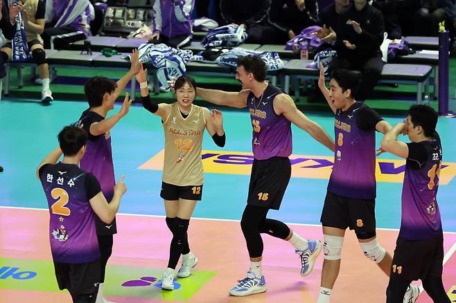 (춘천=뉴스1) 황기선 기자 = 25일 오후 강원 춘천 호반체육관에서 열린 프로배구 '2025-2026 진에어 V리그 올스타전' 남자부 K-스타와 V-스타의 경기에서 공격에 성공한 V-스타 선수들이 함께 뛴 여자부 문정원과 함게 기뻐하고 있다. 2026.1.25/뉴스1