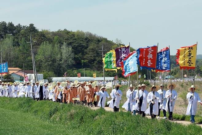 지난 2025년 4월 25일 전북 고창군 공음면 무장기포지 일원에서 열린 제131주년 무장기포 기념제에서 동학농민군 복장을 한 참여자들이 무장기포터를 걸으며 당시 봉기를 재현하고 있다. 고창군 제공
