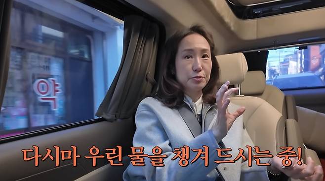 강주은이 유튜브 채널에서 다시마를 우린 물을 마시는 식습관을 소개하고 있다. 유튜브 채널 ‘깡주은’ 캡처