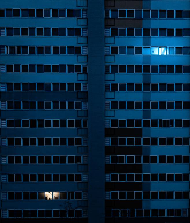 청소년 방임 혐의로 유죄 판결을 받은 지적장애 부모가 지난달 10일 전북 익산시에서 자녀들이 사는 11층(오른쪽 위) 집과 떨어져 같은 건물 3층(왼쪽 아래) 복도에 서 있다. 최상수 기자