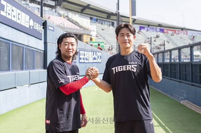 18일 경기에 앞서 만난 두 선수가 손을 맞잡고 선전을 다짐하는 모습. 류재민 기자