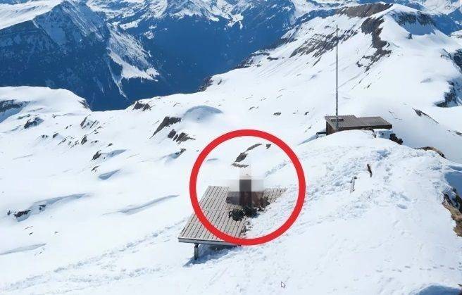 지난 8일(현지시간) 스위스 알프스의 해발 2681m 파울호른 정상 부근에서 한 커플이 성관계를 하는 모습. 20미누텐 제공