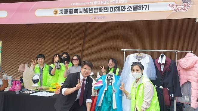 지난 16일 개최된 서대문구 장애인 한가족 한마당에 열린 부스 중 중증뇌병변장애인부모회 부스를 찾아 시립 자세유지기구센터 신설의 다짐을 하고 함께 사진을 찍은 문성호 의원