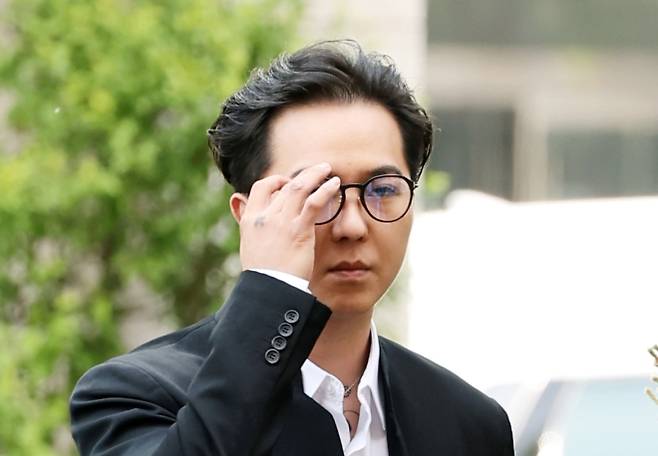 ‘부실 복무’ 혐의를 받는 송민호가 21일 서울 마포구 서울서부지법에서 열리는 병역법 위반 혐의 1차 공판에 출석하고 있다. 2026.4.21 뉴스1