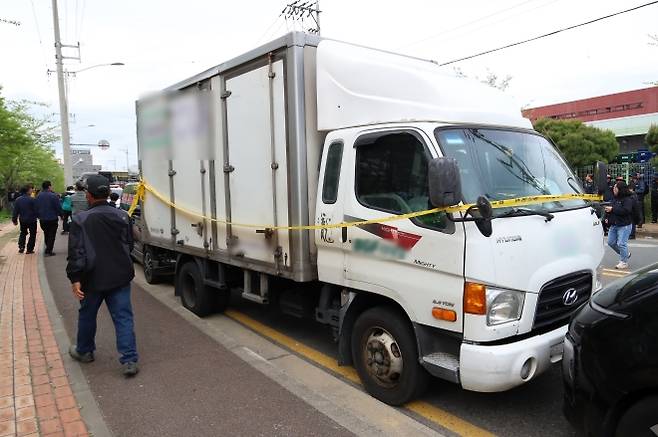 경남 진주시 정촌면 CU 진주물류센터 집회에서 화물연대 노조원들과 충돌한 2.5t 탑차. 2026.4.20. 뉴스1
