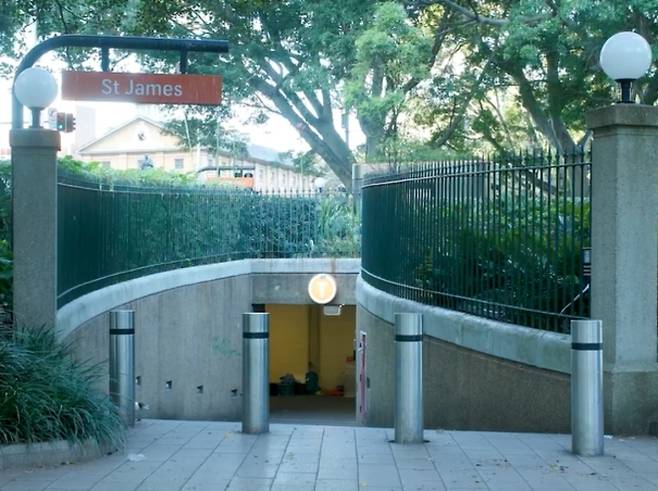 네팔 출신의 비크란 라마(32)가 지난해 12월 7일 시드니 제인트 제임스역 출구(사진) 인근에서 숨진 채 발견됐다. 가디언 제공